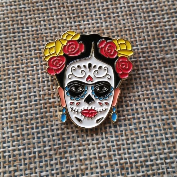 Día de Muertos Frida Kahlo Sugar Skull Pin - Picture 1 of 3